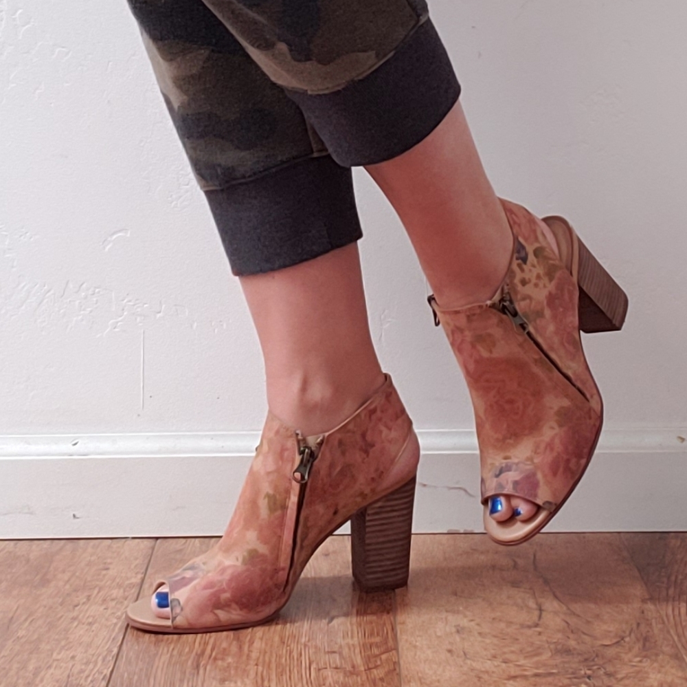 SBICCA Leather Floral Peep Toe Sandals Heels 8
